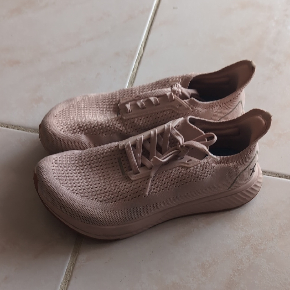 Lux Women's Blush Sneakers